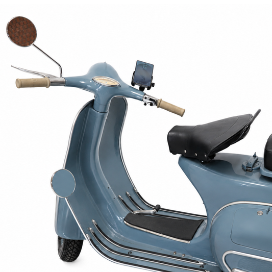 Supporto smartphone FAR montato sul lato destro di una Vespa d'epoca