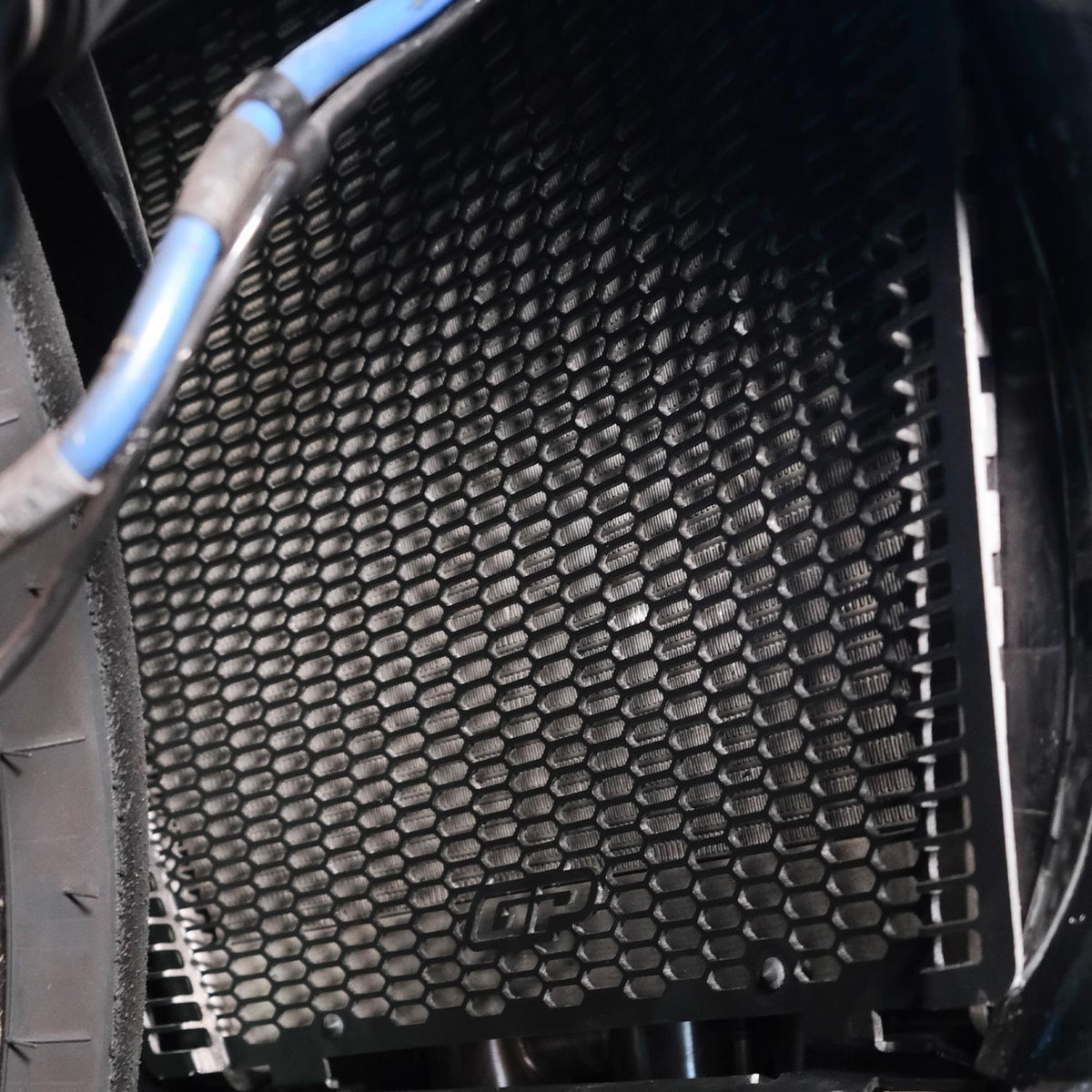 Protezione Radiatore Nera per BMW M 1000 RR 2021-2026 – Dettaglio aggiuntivo della griglia radiatore montata