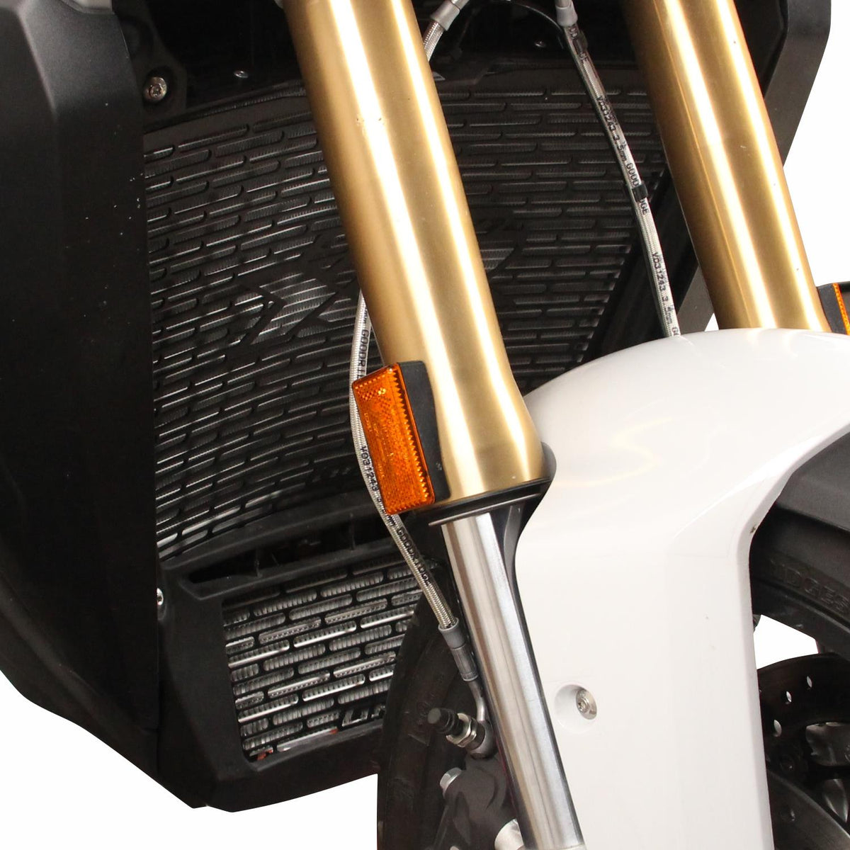Protezione Radiatore Nera per BMW M 1000 XR 2024-2026 – Vista frontale ravvicinata della griglia montata