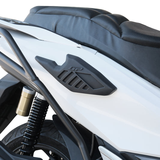 Schwarze Seitenverkleidungsschutzteile für Honda PCX125 / PCX150 2025 – Detail 3
