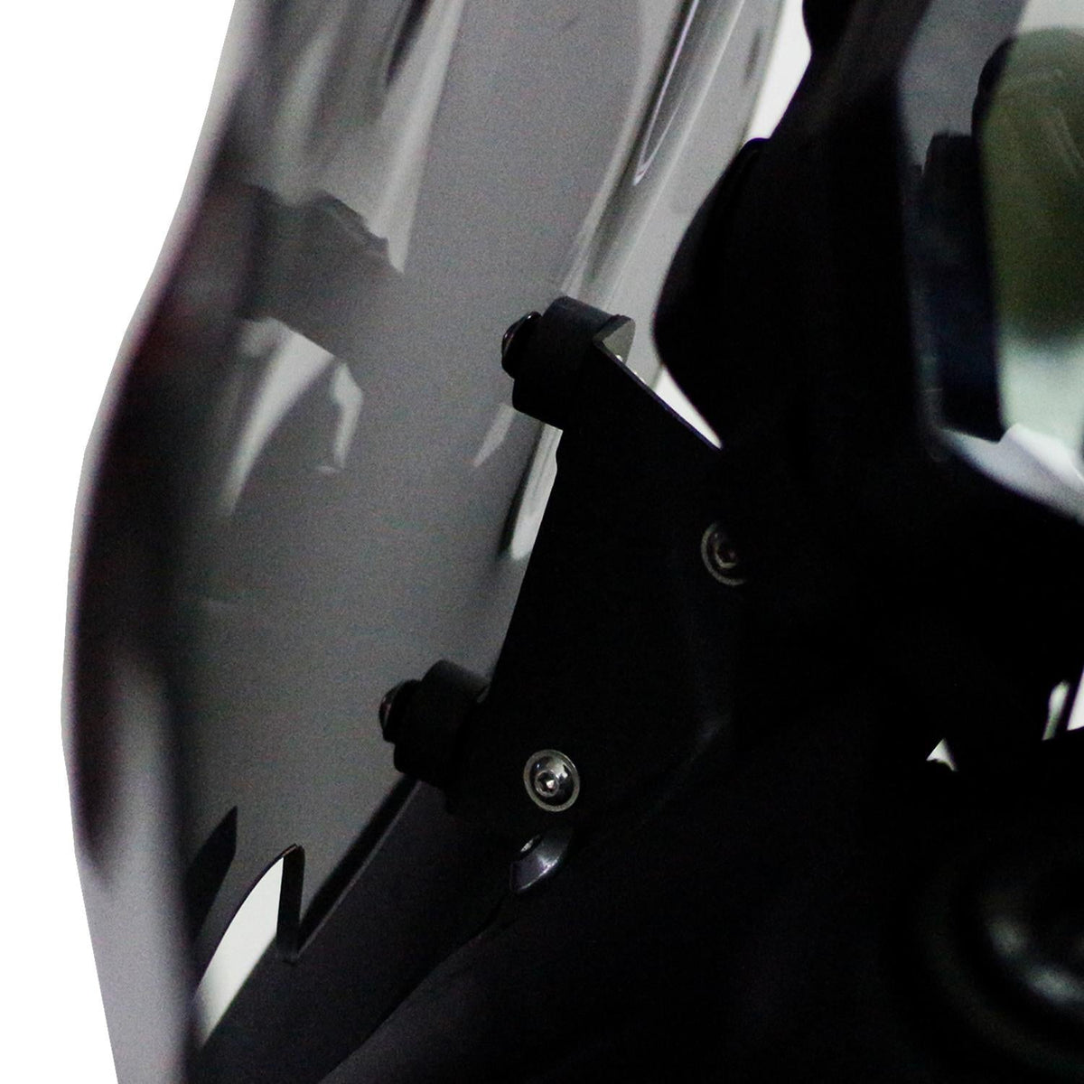 Cupolino Touring Fumé 48 cm per Yamaha MT-09 2017-2020 – Dettaglio aggiuntivo del fissaggio del parabrezza
