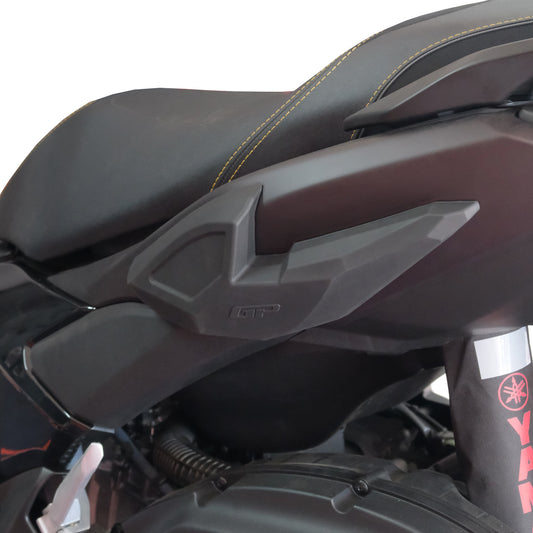 Protectores de Carenado Laterales Negros para Yamaha NMAX 125 / NMAX 155 2025 – detalle 3