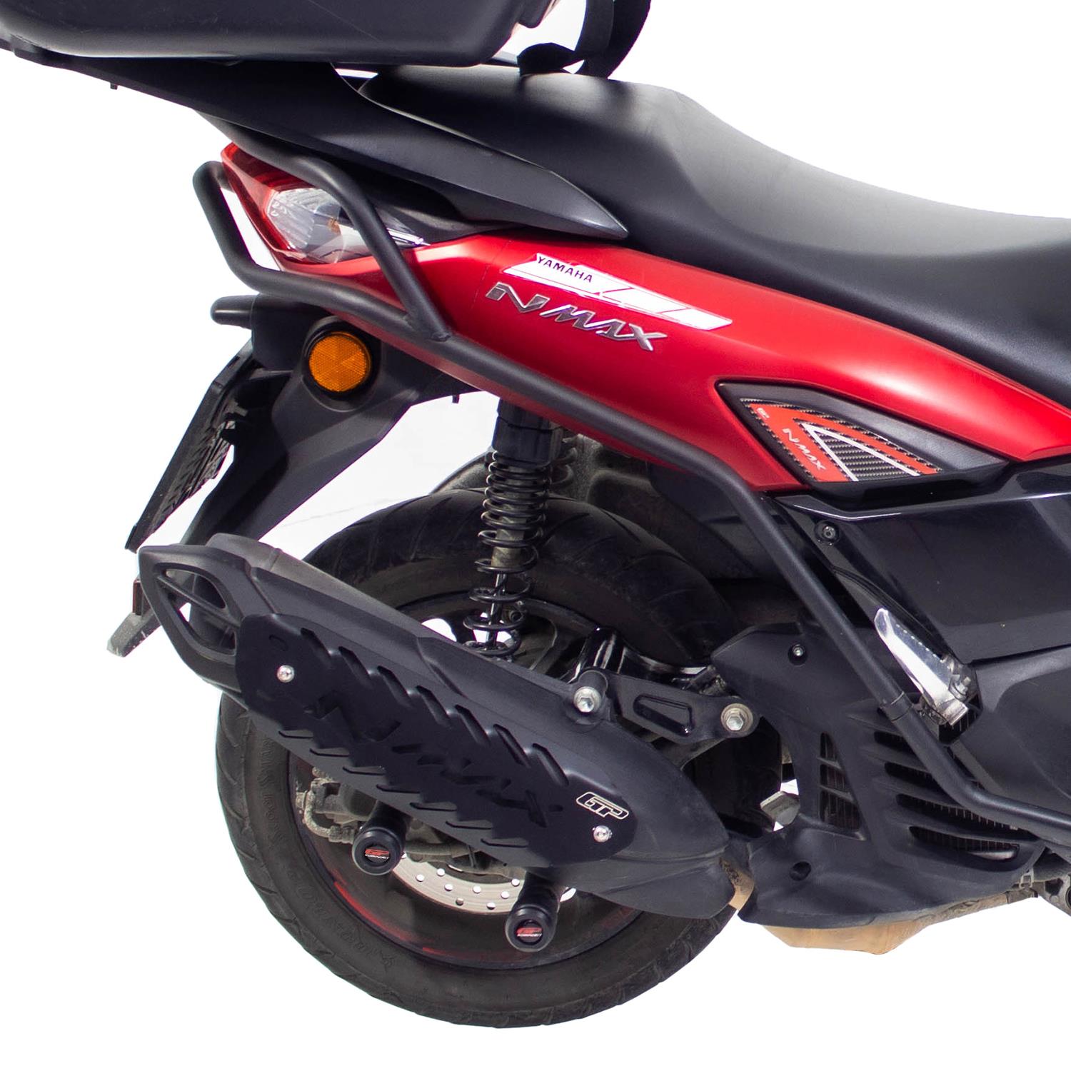 Copertura protezione scarico GP Kompozit montata su Yamaha NMAX 125/155