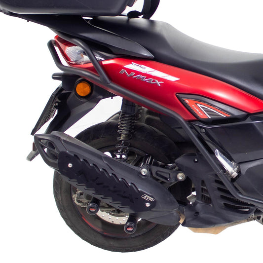 Copertura protezione scarico GP Kompozit montata su Yamaha NMAX 125/155